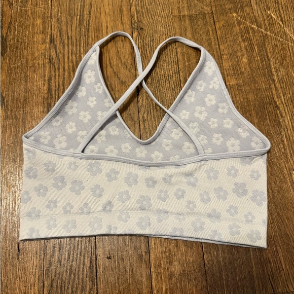 baby blue flower patterned cropped tank with a criss cross back!🩵🌼 - Picture 2 of 2
